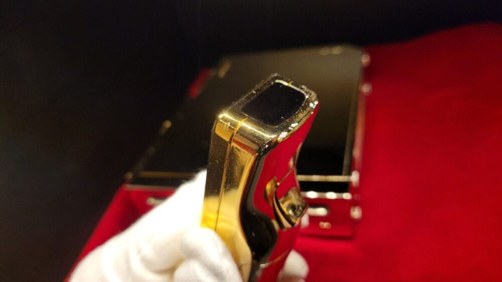 Konzola s 24-karatnim zlatom